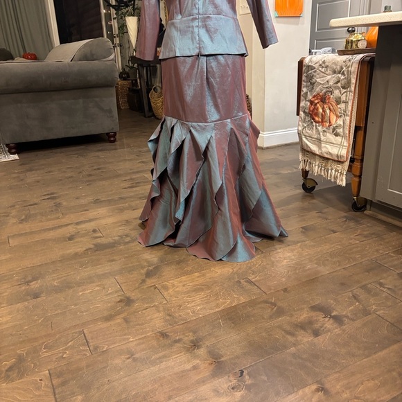 Elegant Metallic Outfit with shimmering blue and green detail - Picture 6 of 8